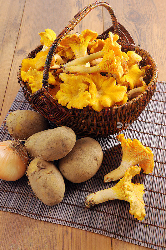 金鸡油菌(Cantharellus cibarius)与土豆放在篮子里